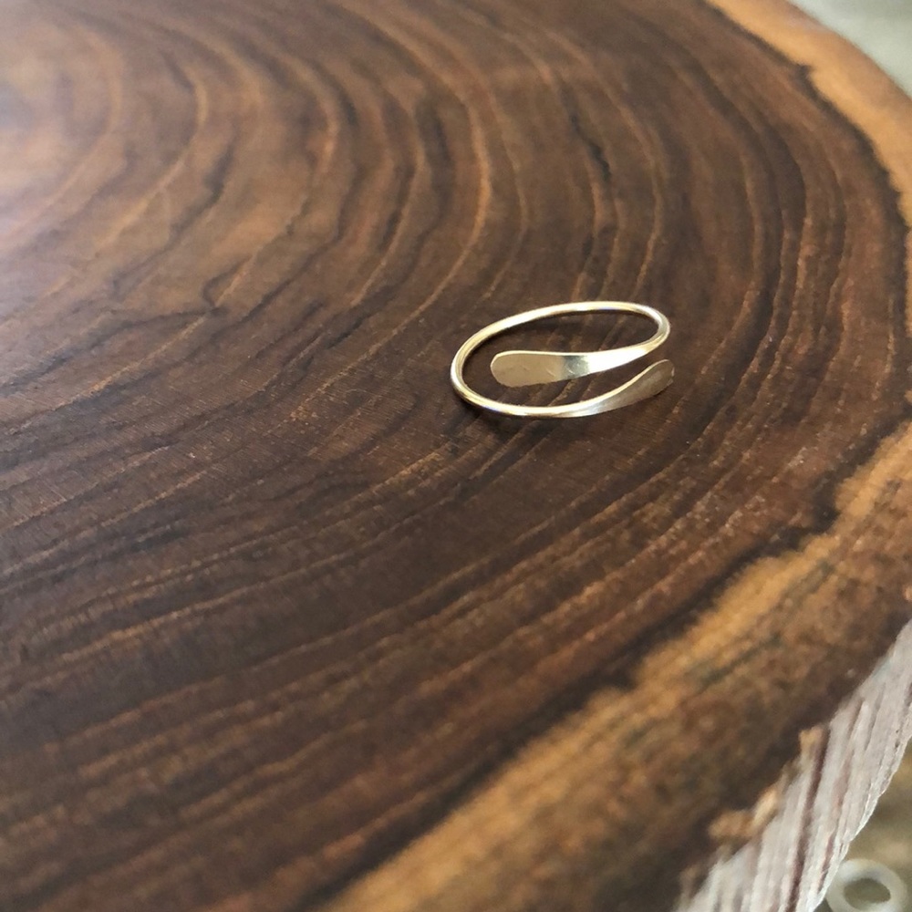 Hammered flat semi spiral toe ring - Picture 2 of 5